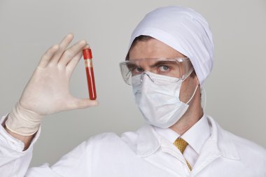 bir ölçek kan tutan doktor