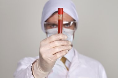 bir ölçek kan tutan doktor