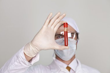 bir ölçek kan tutan doktor