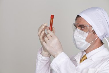 bir ölçek kan tutan doktor