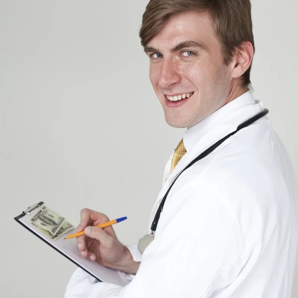 Retrato de estudio de un joven médico confiado — Foto de Stock