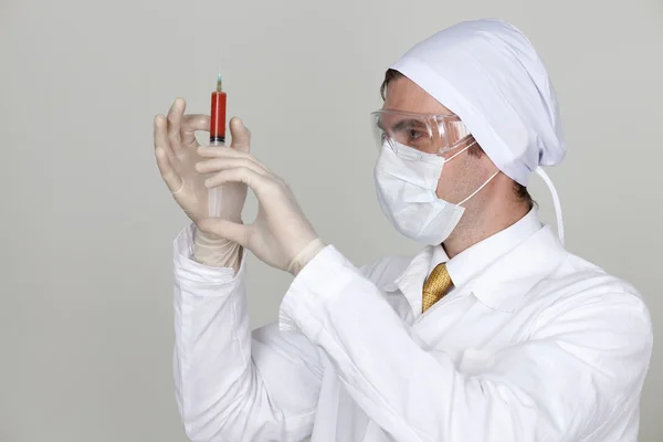 Уверенный хирург держит шприц — стоковое фото