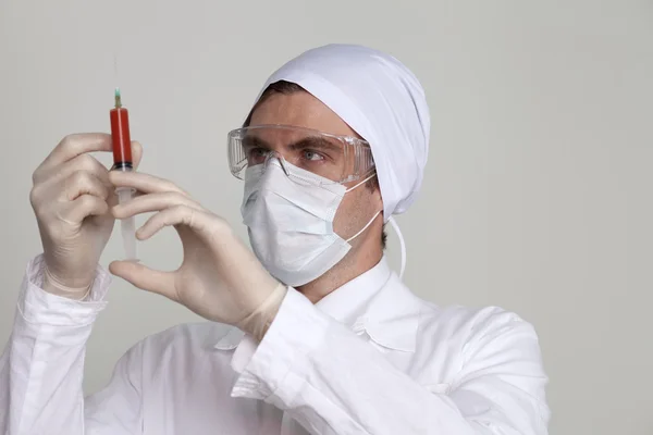 Jistý lékař, držící injekční stříkačky — Stock fotografie