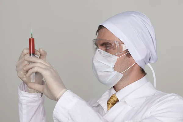 Confident surgeon holding a syringe — Stock Photo, Image