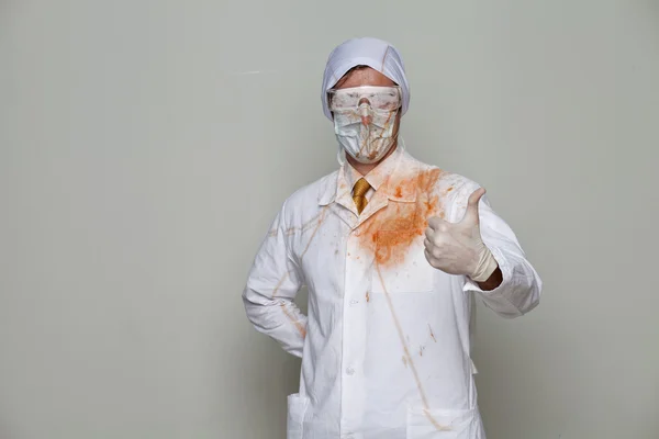 Doktor kanlı bir elbise içinde — Stok fotoğraf