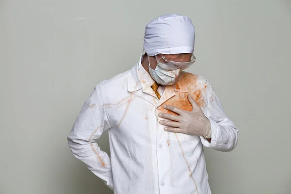 Doktor kanlı bir elbise içinde — Stok fotoğraf