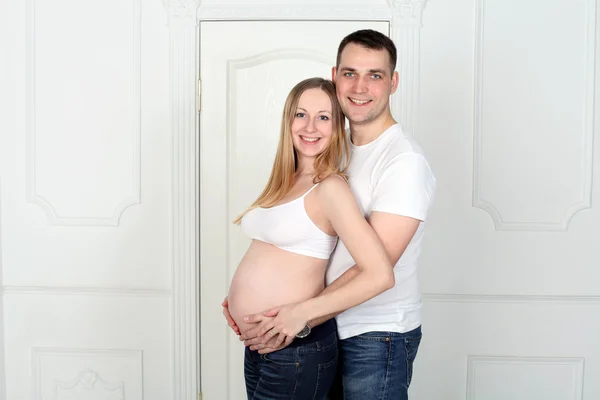 Νεαρό ζευγάρι οικογένεια έγκυος — Φωτογραφία Αρχείου