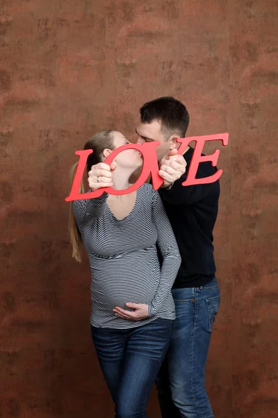 年轻夫妇家庭怀孕 — 图库照片