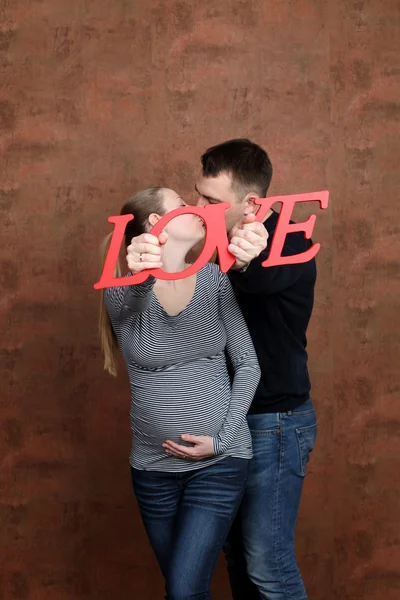 Mladý pár rodina těhotná — Stock fotografie