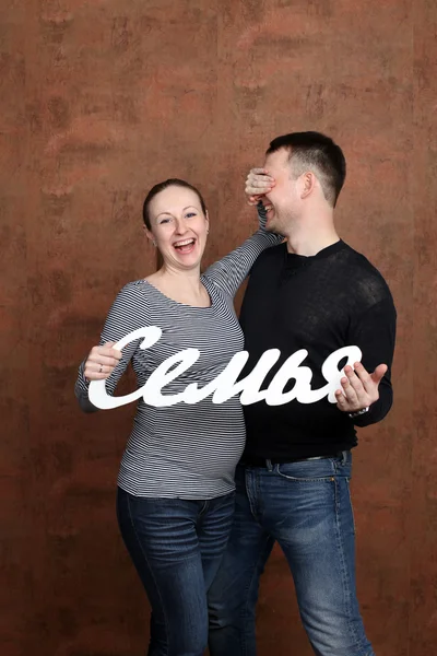 Jeune couple famille enceinte — Photo