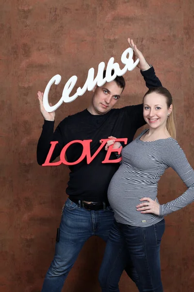 Familia joven pareja embarazada — Foto de Stock