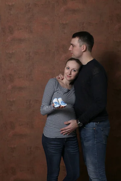 Νεαρό ζευγάρι οικογένεια έγκυος — Φωτογραφία Αρχείου