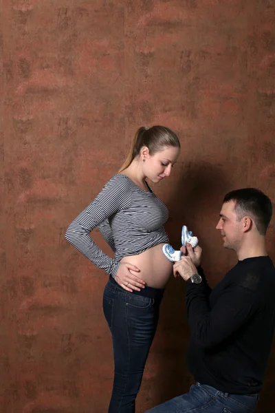 年轻夫妇家庭怀孕 — 图库照片