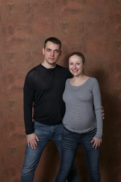 Junges Paar schwanger — Stockfoto