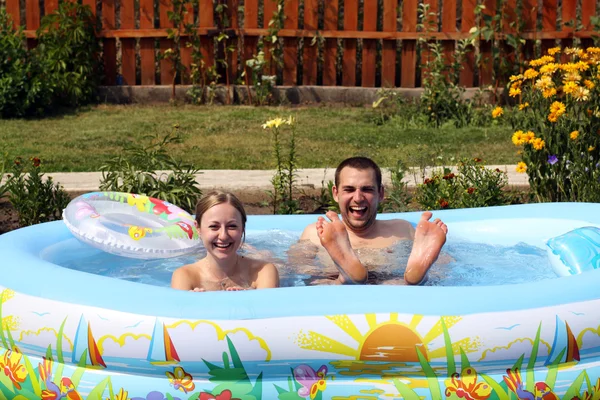 Junges verliebtes Paar im Freien — Stockfoto