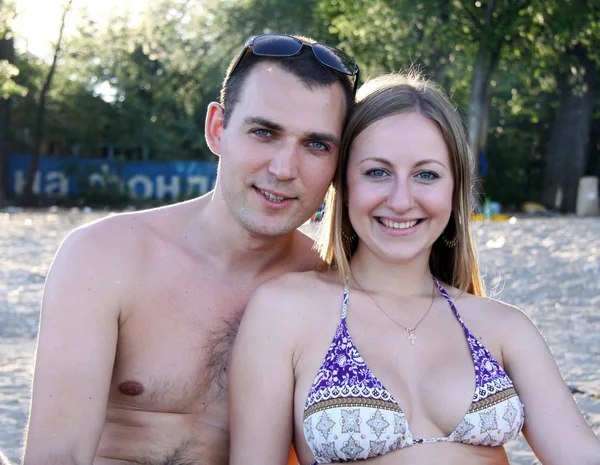 Jeune couple amoureux en plein air — Photo