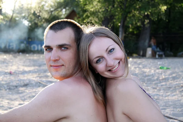 Giovane coppia innamorata all'aperto — Foto Stock