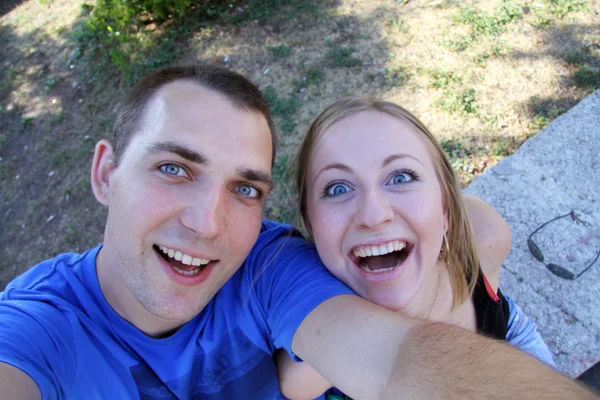 Jeune couple amoureux en plein air — Photo