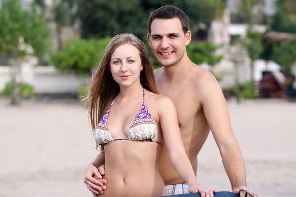 Jeune couple amoureux en plein air — Photo