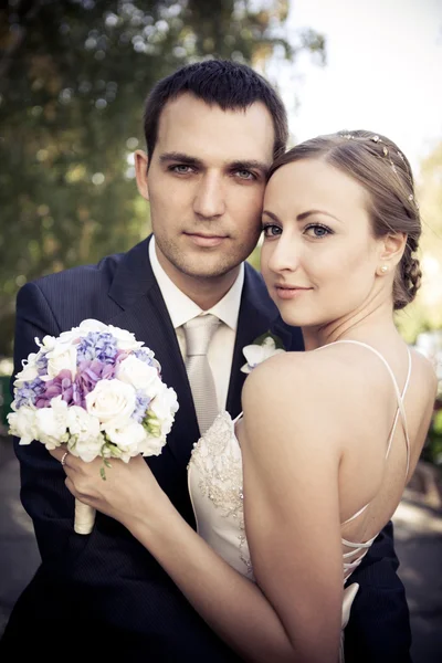 Jeune couple amoureux en plein air — Photo