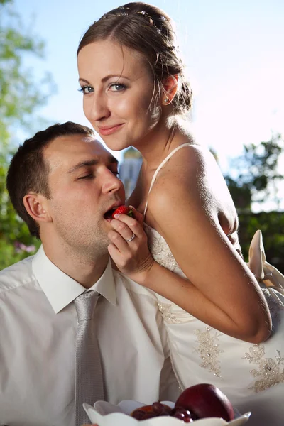 Jovem casal apaixonado — Fotografia de Stock