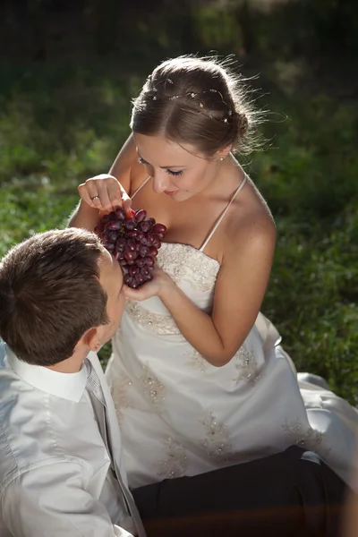 Jeune couple amoureux — Photo