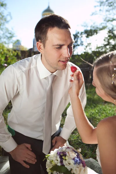 Jeune couple amoureux — Photo