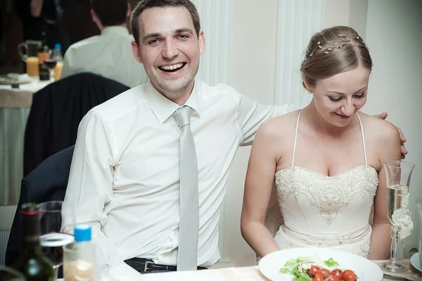 Jovem casal apaixonado — Fotografia de Stock