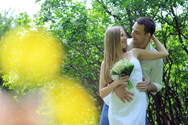 Pareja joven enamorada — Foto de Stock