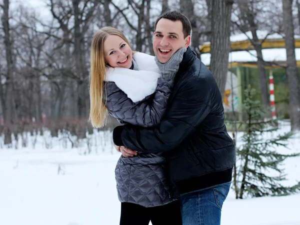 Portrait d'un jeune couple heureux — Photo