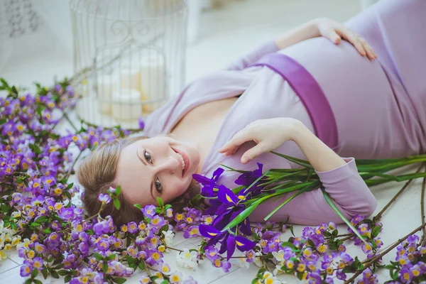 Retrato de una joven embarazada en el estudio — Foto de Stock