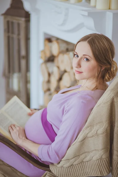 Портрет молодой беременной женщины в студии — стоковое фото