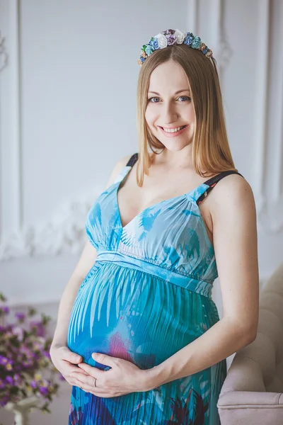 Portrait of a young pregnant woman in studio — Stock Photo, Image