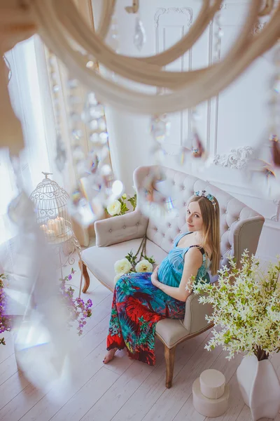 Portret van een jonge zwangere vrouw in studio — Stockfoto