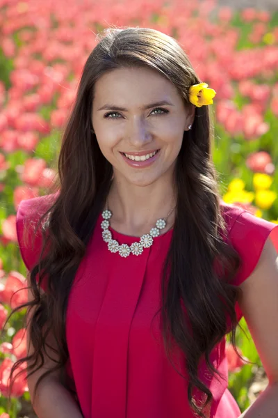 Bella giovane donna con tulipani — Foto Stock