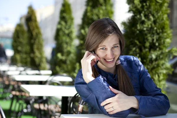 Mujer joven llamando por teléfono —  Fotos de Stock