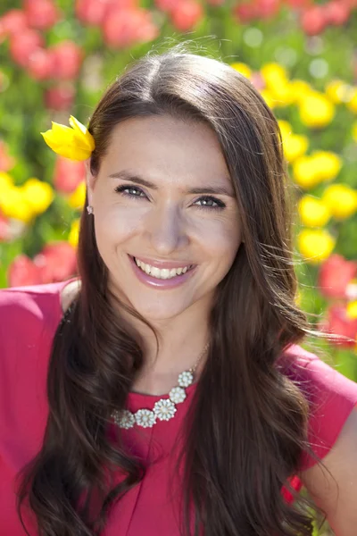 Bella giovane donna con tulipani — Foto Stock