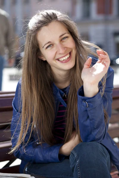 Mooie jonge vrouw — Stockfoto