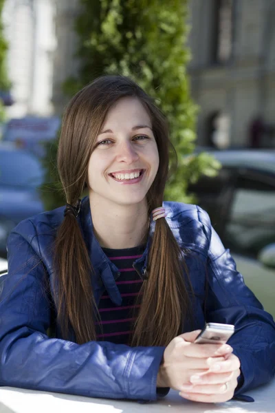 Young woman reading a message on the phone — Stock Photo, Image