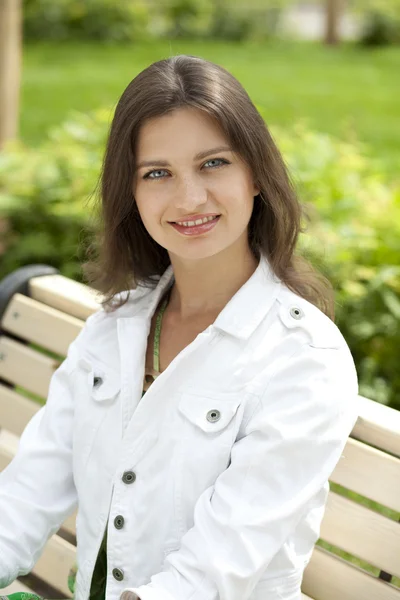 Happy young woman. Outdoor portrait — Stock Photo, Image