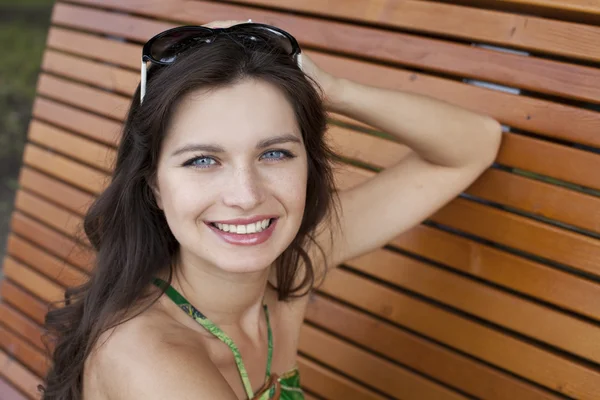 Glückliche junge Frau. Außenporträt — Stockfoto