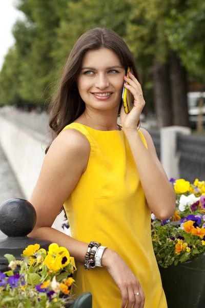 快乐的女人谈手机 — 图库照片