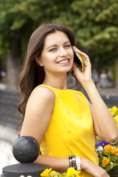 Gelukkige vrouw praten op mobiele telefoon — Stockfoto