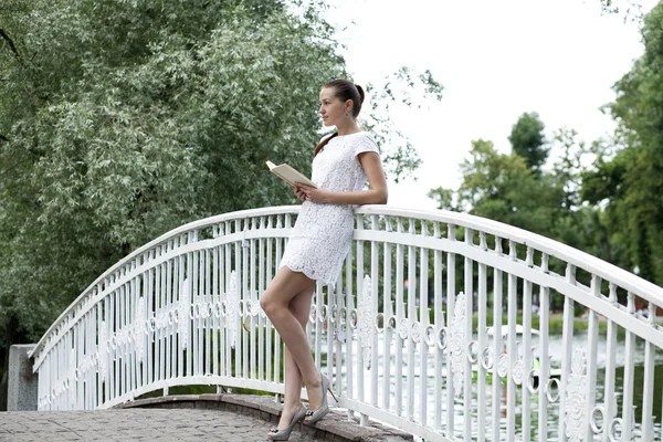 Jolie jeune femme en robe blanche — Photo