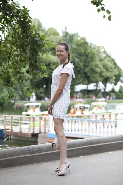 Привлекательная молодая женщина в белом платье — стоковое фото