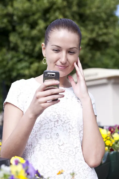 Glückliche junge Frau beim Fotografieren mit dem Handy — Stockfoto