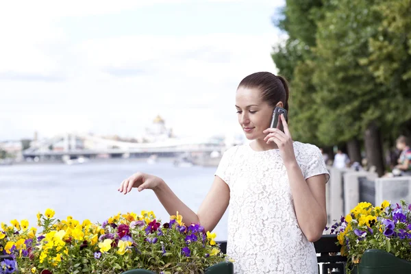 Gelukkige vrouw praten op mobiele telefoon — Stockfoto