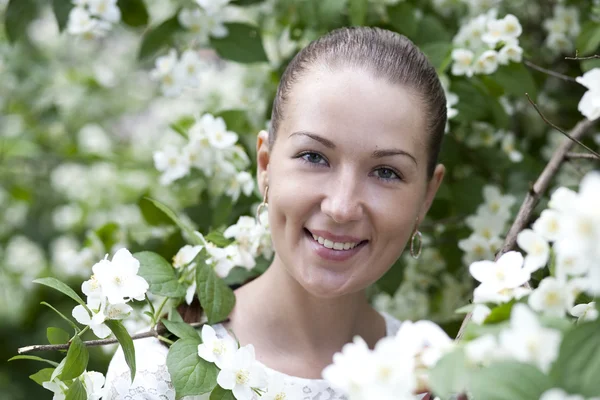 Portrait of beautiful brunette in spring blossom — Stock Photo, Image