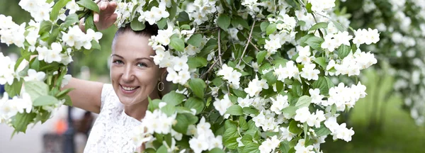 Portret piękna brunetka w wiosna blossom — Zdjęcie stockowe