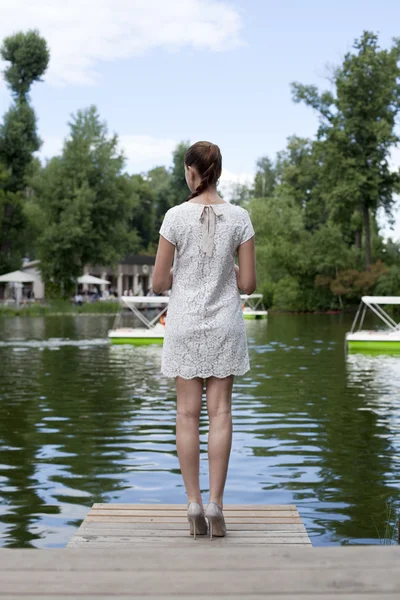 Jovem mulher em vestido de verão — Fotografia de Stock